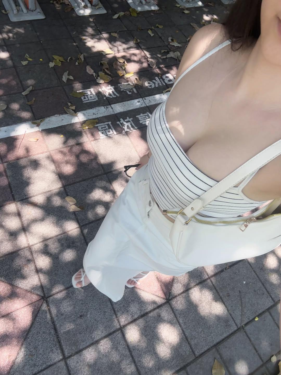 甜美童顏猶如女大生！補習班超漂亮「童老師」性感火辣！網暈：「要怎麼專心上課？！」