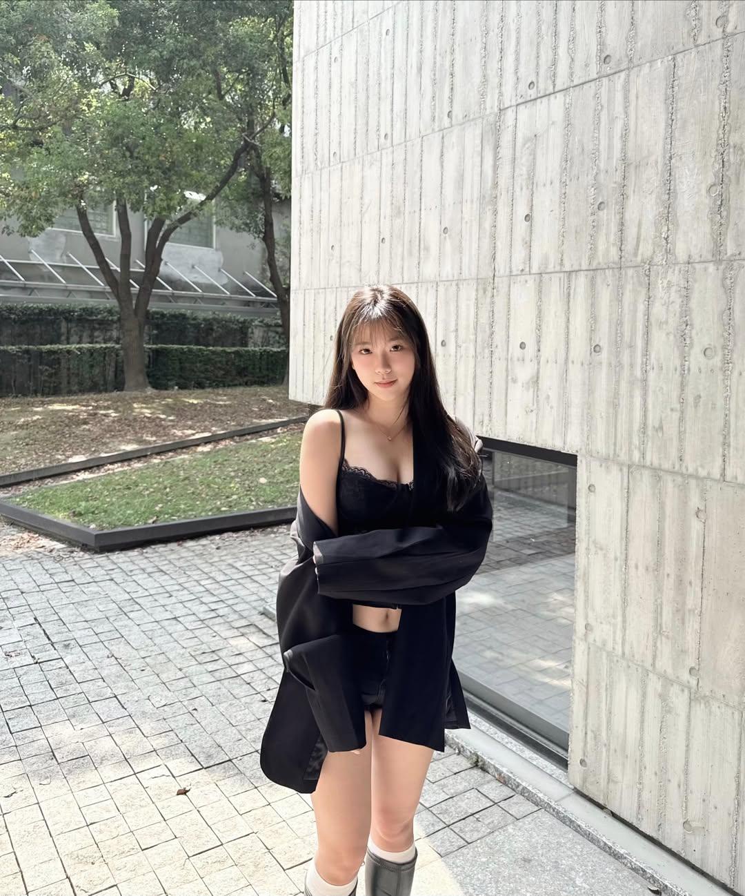 甜美童顏猶如女大生！補習班超漂亮「童老師」性感火辣！網暈：「要怎麼專心上課？！」