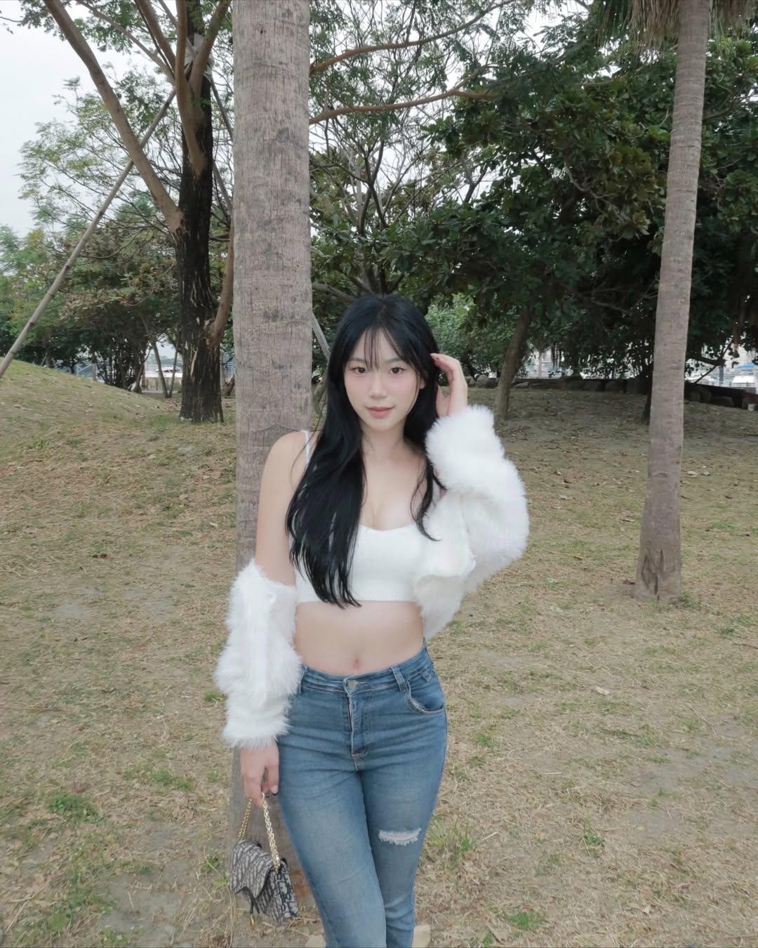 甜美童顏猶如女大生！補習班超漂亮「童老師」性感火辣！網暈：「要怎麼專心上課？！」