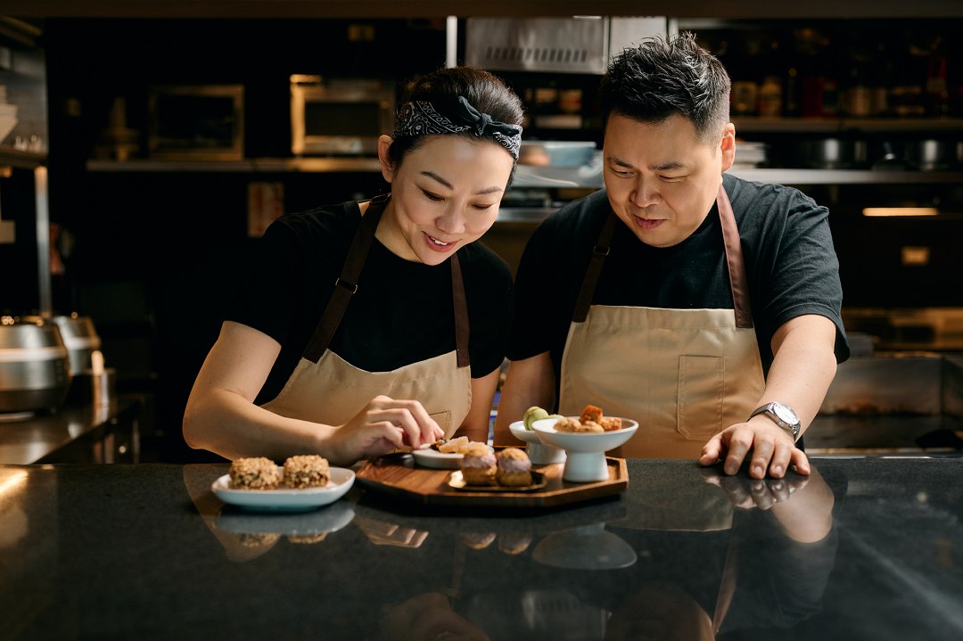 信義區全新高空餐酒館「boon」在韓裔美籍趙韓淞主廚(Chef Han)與施柔安主廚(Chef Cathy)團隊帶來現代韓式料理。