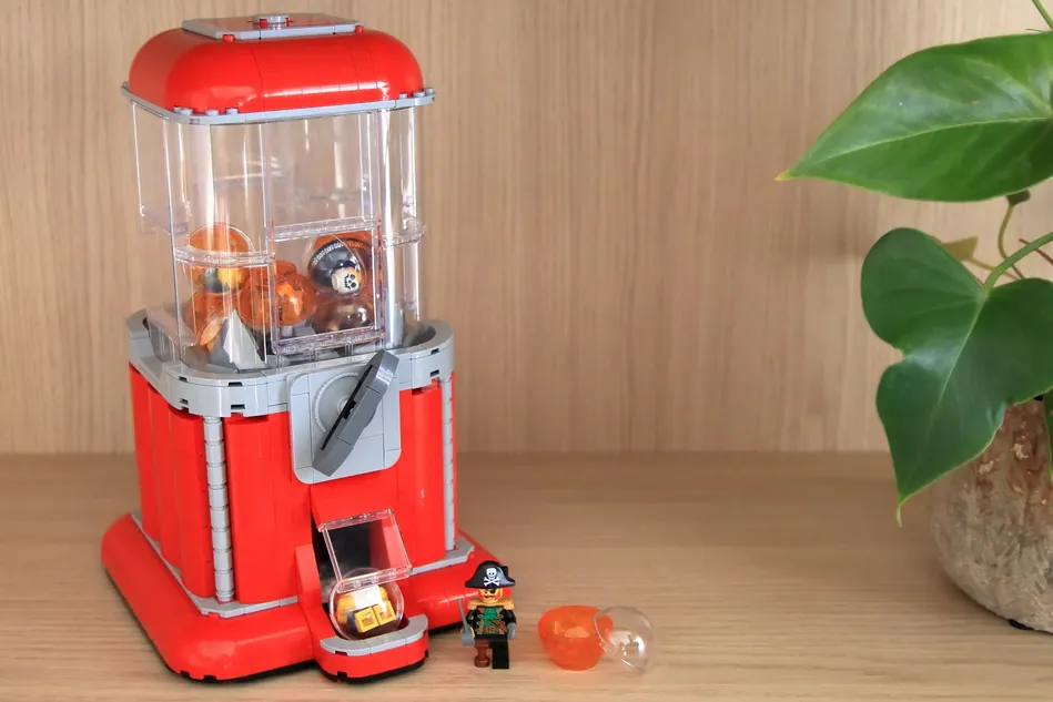 比利時樂高迷 Rob Vangansewinkel 在 LEGO IDEAS 平台投稿的「MINIFIGURE PRIZE MACHINE」原案。他從父母家裡的復古口香糖機台得到靈感啟發,光是設計、研究結構就嘗試了超過 20 個版本。