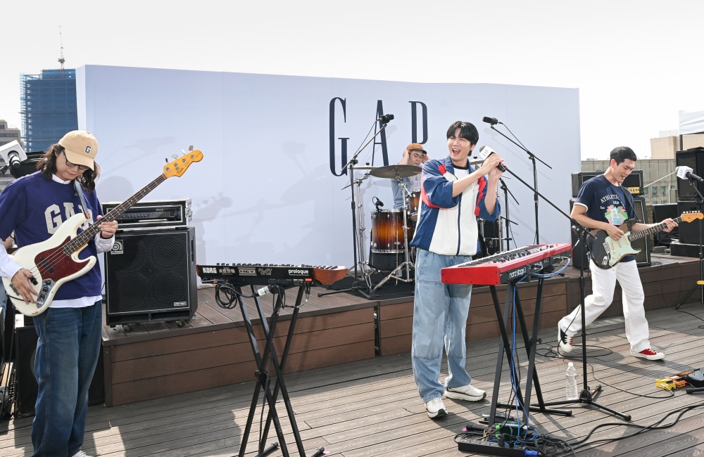 宇宙人演繹 Gap夏日風格，展現自在穿搭態度