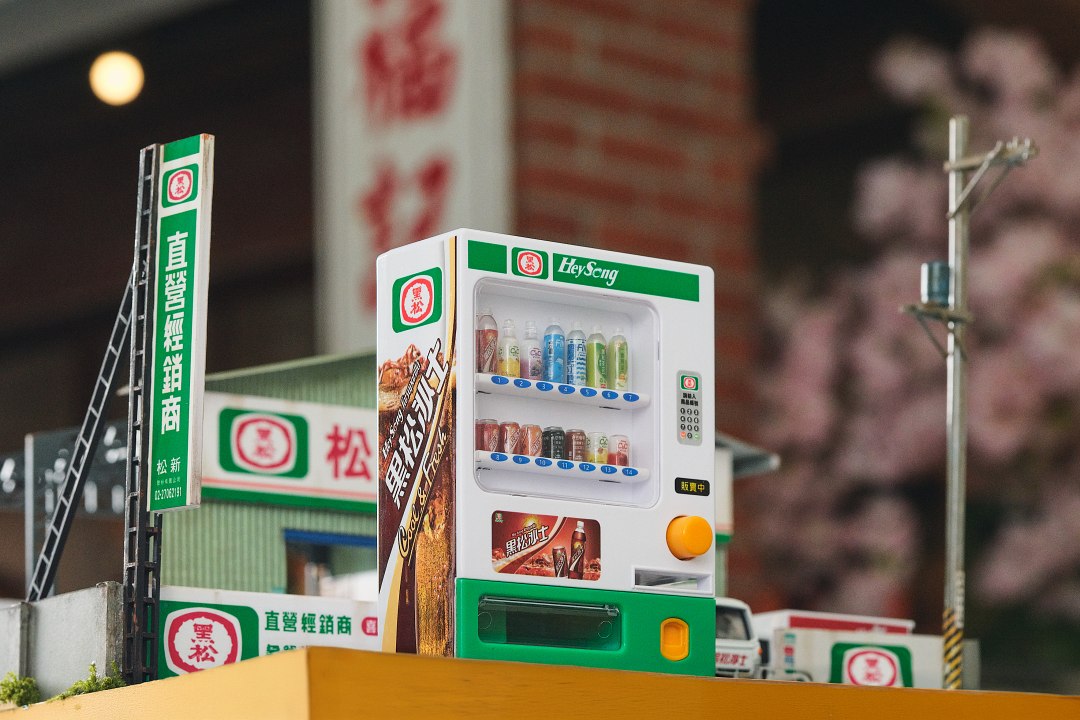 100 歲黑松公司經典神復刻「迷你販賣機、TOMICA 運輸車、沙士捏捏罐」要收！收藏方式、販售通路一次看