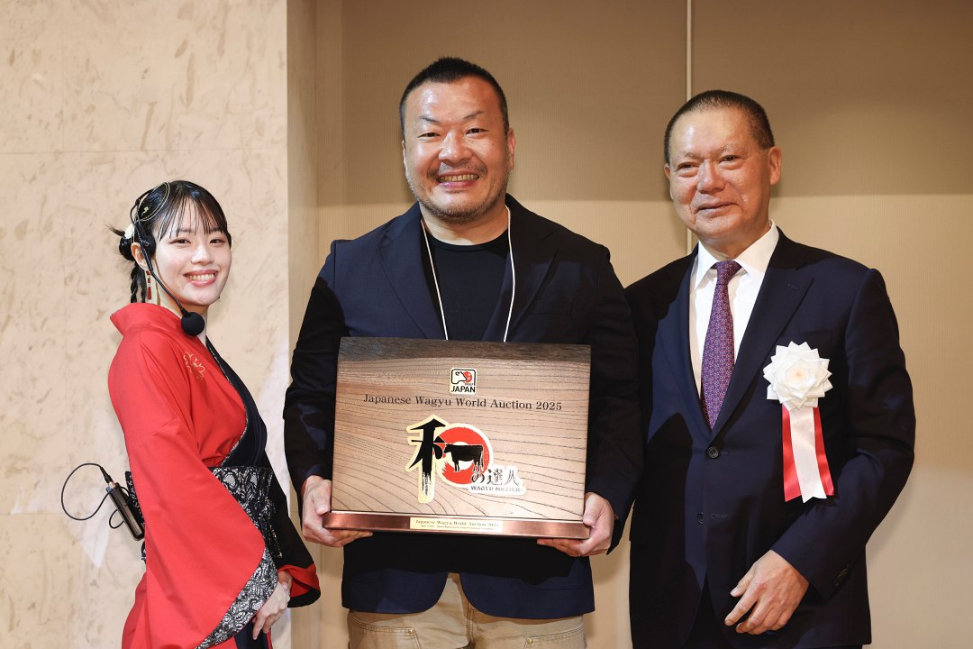 乾杯集團董事長平出莊司(中)在2025年日本世界級和牛拍賣會上,榮獲「品牌推廣獎」並成功競拍下10頭頂標級別銘柄和牛,為當屆拍賣會最大買家。