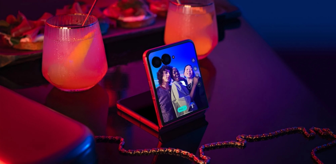 motorola razr 60 ULTRA搭載4吋LTPO pOLED外螢幕