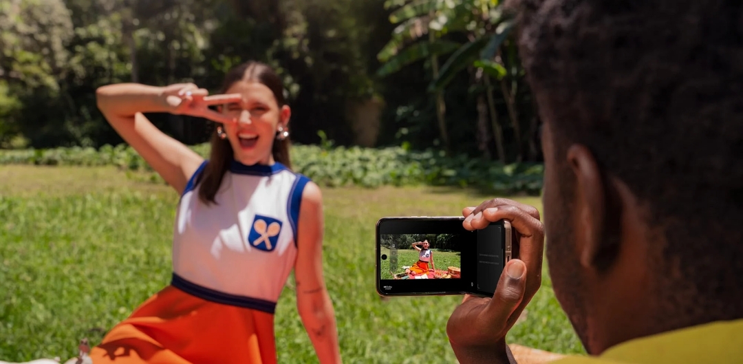 瘦子E.SO代言「摺」麼帥！Motorola razr 60摺疊新機6大亮點齊發，Pantone認證潮流色