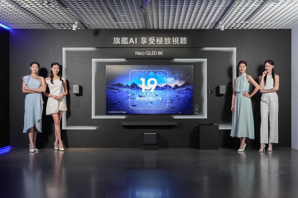 三星Neo QLED系列再推出突破業界劃時代產品,QN990F為全球首款配備無指向性8K無線傳輸的智慧顯示器,全面升級沉浸式觀影體驗