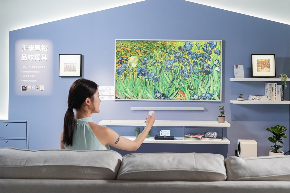 三星全新 The Frame Pro 搭載無線美型集線器,擁有抗反光消光黑面板與Pantone色彩認證,讓藝術作品也能完美在家中重現。