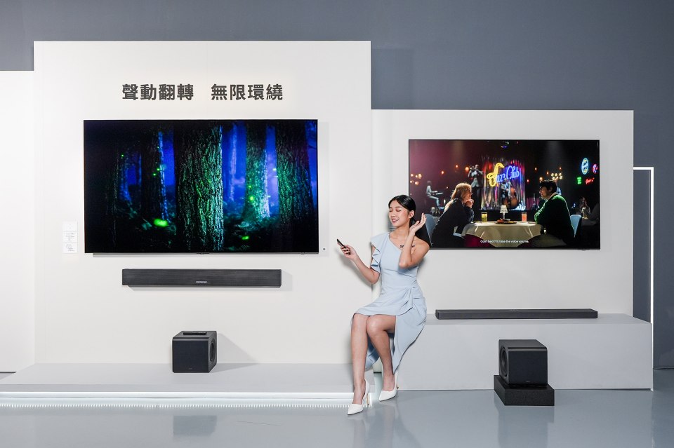 三星首款搭載陀螺儀感測技術Soundbar QS700F,可依據擺放方式自動切換天空聲道與前置喇叭,彈性調整聲場。