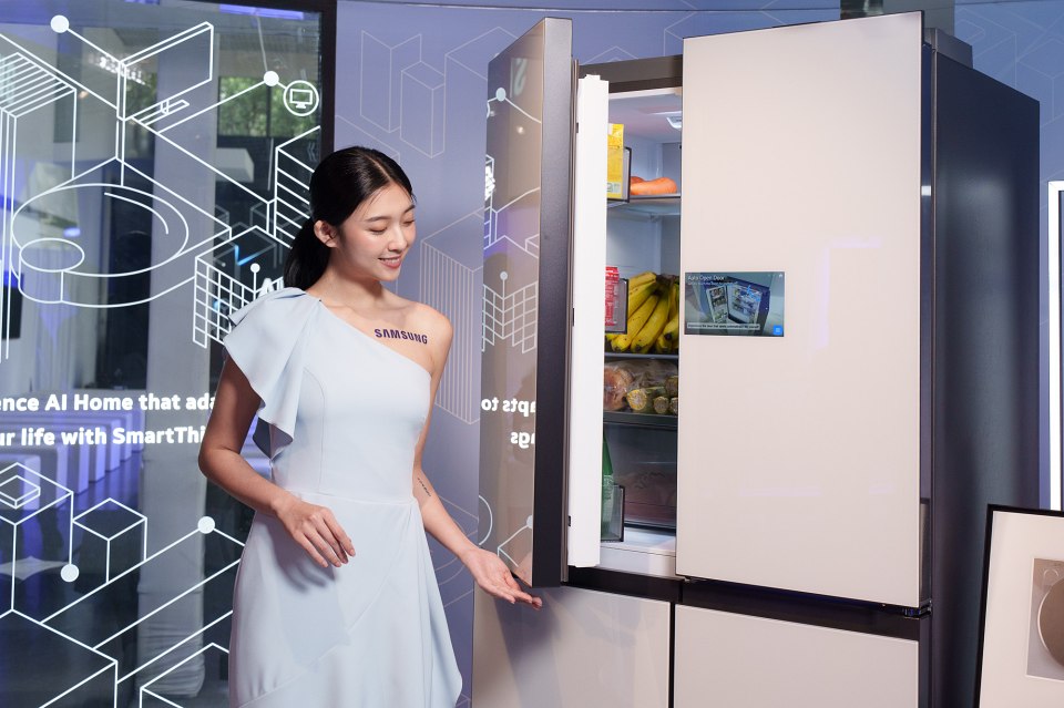 Bespoke AI Hybrid四門旗艦冰箱底部搭載觸控感應器,透過輕觸或Bixby聲控門將自動打開,輕鬆地將食物存放進冰箱內。