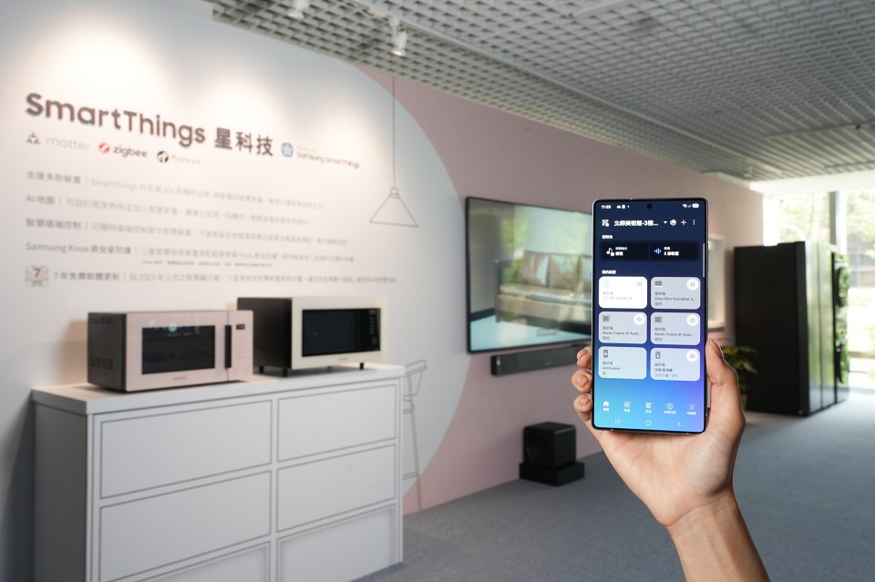 透過SmartThings 「遠端控制」功能,就算不在家中也能設定洗衣行程或查看冰箱食材