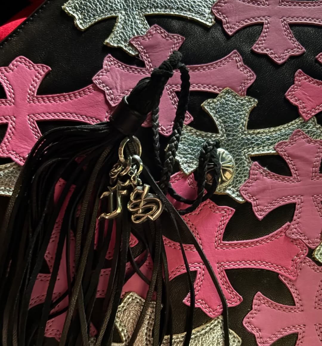 從羊水就贏！Chrome Hearts 千金畢業  創辦人送女兒一頂定製學士帽！