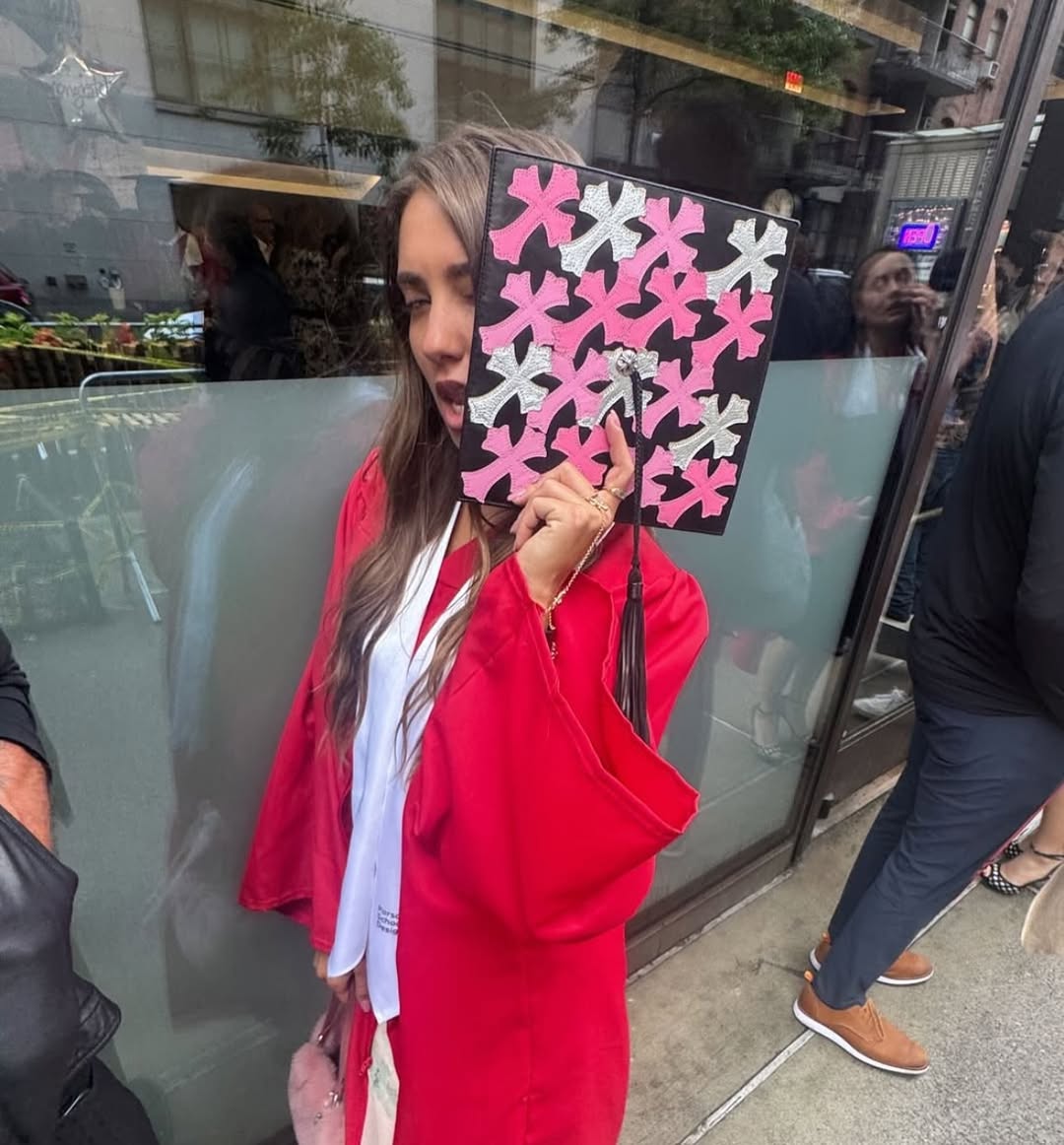 從羊水就贏！Chrome Hearts 千金畢業  創辦人送女兒一頂定製學士帽！