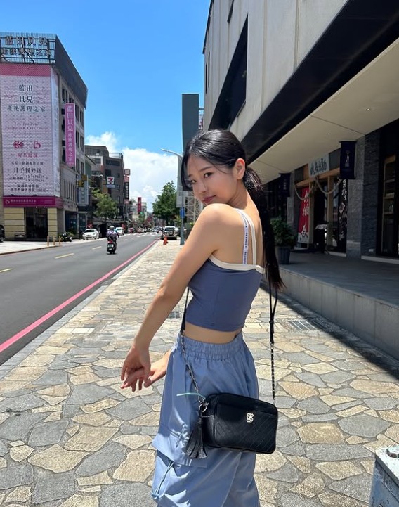 73 萬南韓人氣 YTR 解放好身材！現蹤台灣野溪羞喊「家人不要看」