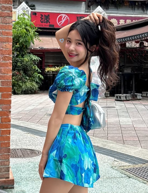 李多慧解放好身材！海邊戲水連發多張比基尼辣照　連隊友也現身讚嘆