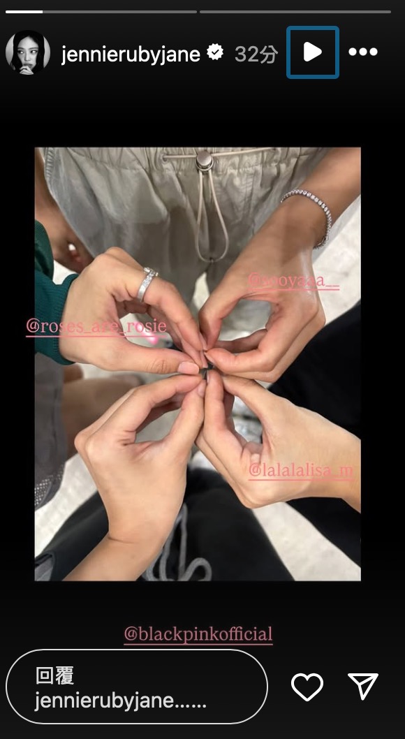 Jisoo 與 Jennie 分享四人比出四葉草的模樣。（圖：IG）