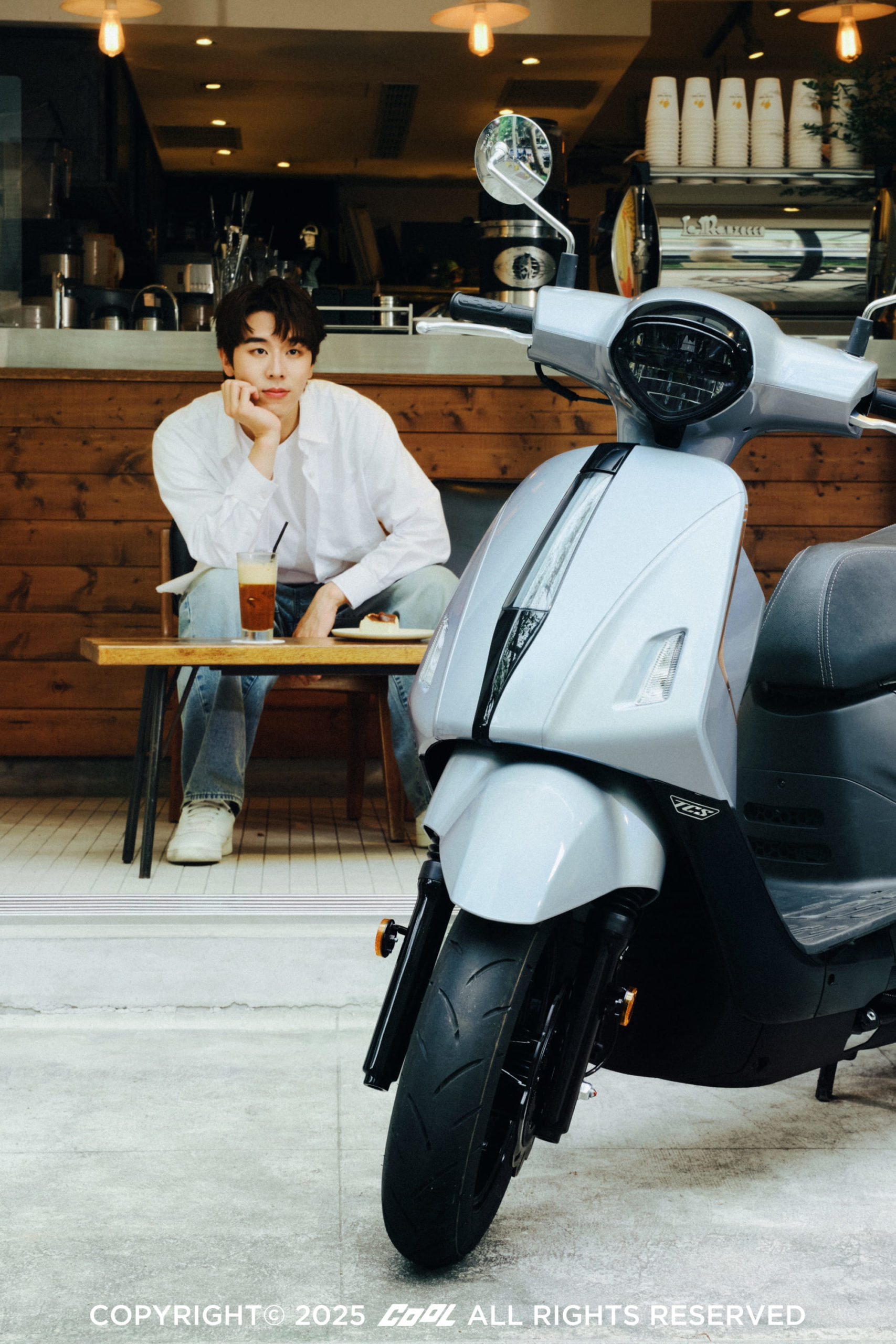 誰說型人不能變文青？品味才是關鍵！從街拍視角出發，讓SYM Fiddle DX 158成為你日常攝影的最佳拍檔！