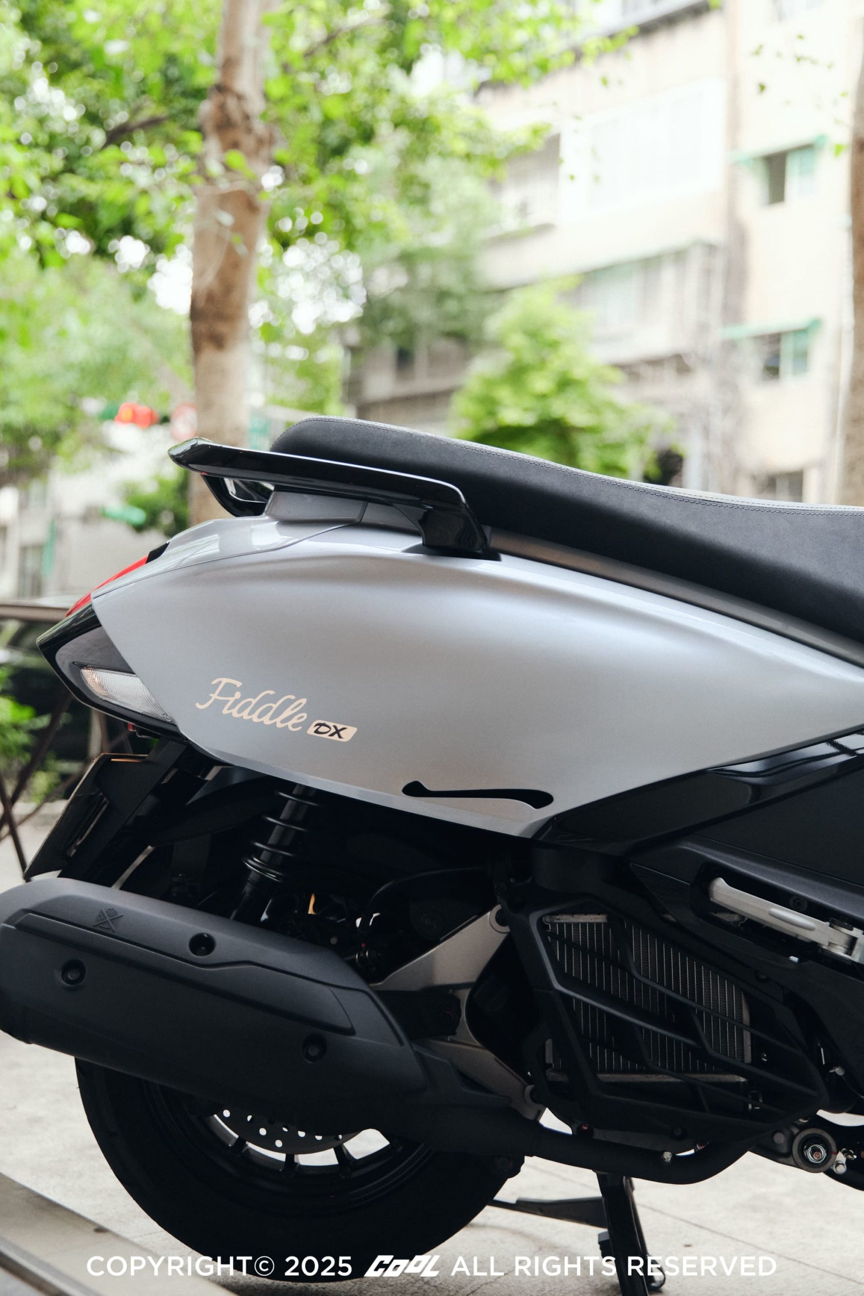 誰說型人不能變文青？品味才是關鍵！從街拍視角出發，讓SYM Fiddle DX 158成為你日常攝影的最佳拍檔！