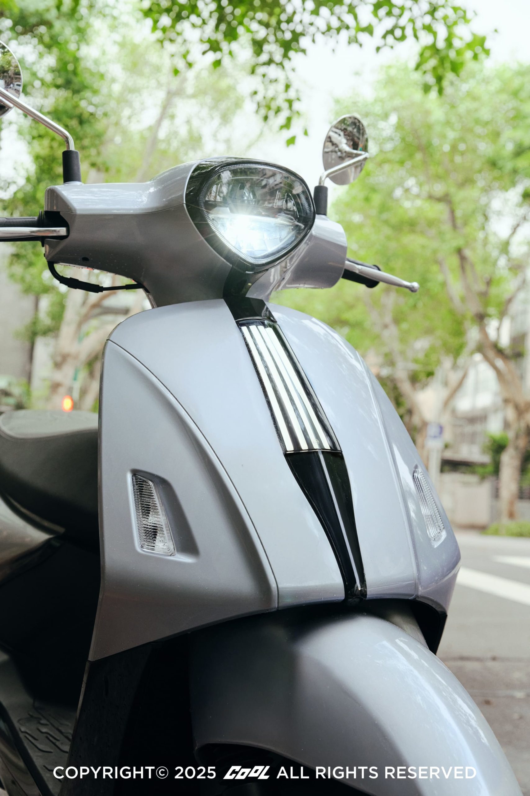 誰說型人不能變文青？品味才是關鍵！從街拍視角出發，讓SYM Fiddle DX 158成為你日常攝影的最佳拍檔！