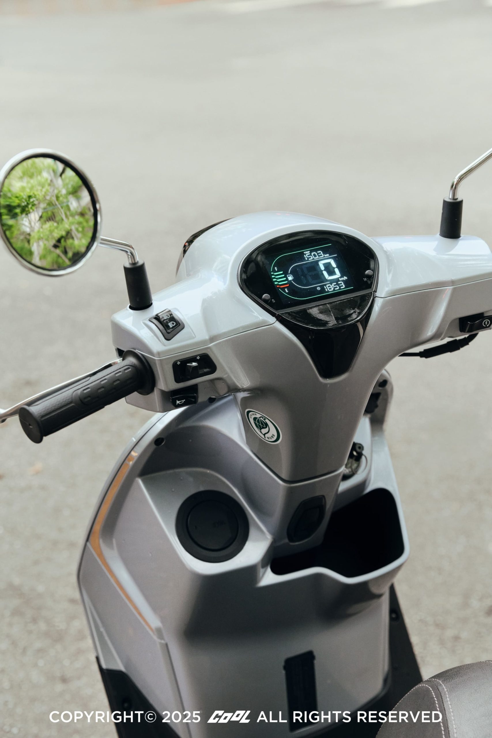 誰說型人不能變文青？品味才是關鍵！從街拍視角出發，讓SYM Fiddle DX 158成為你日常攝影的最佳拍檔！