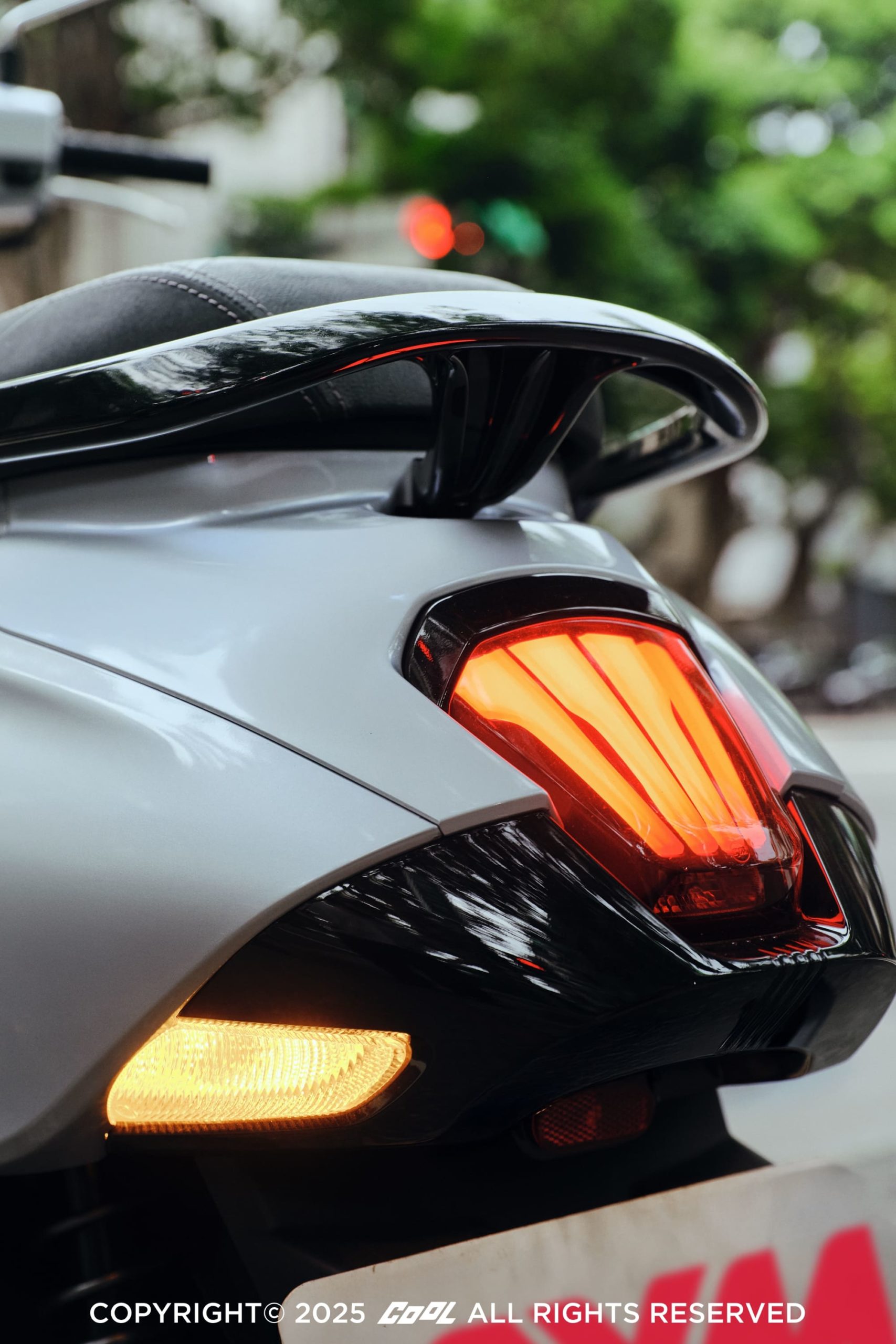 誰說型人不能變文青？品味才是關鍵！從街拍視角出發，讓SYM Fiddle DX 158成為你日常攝影的最佳拍檔！