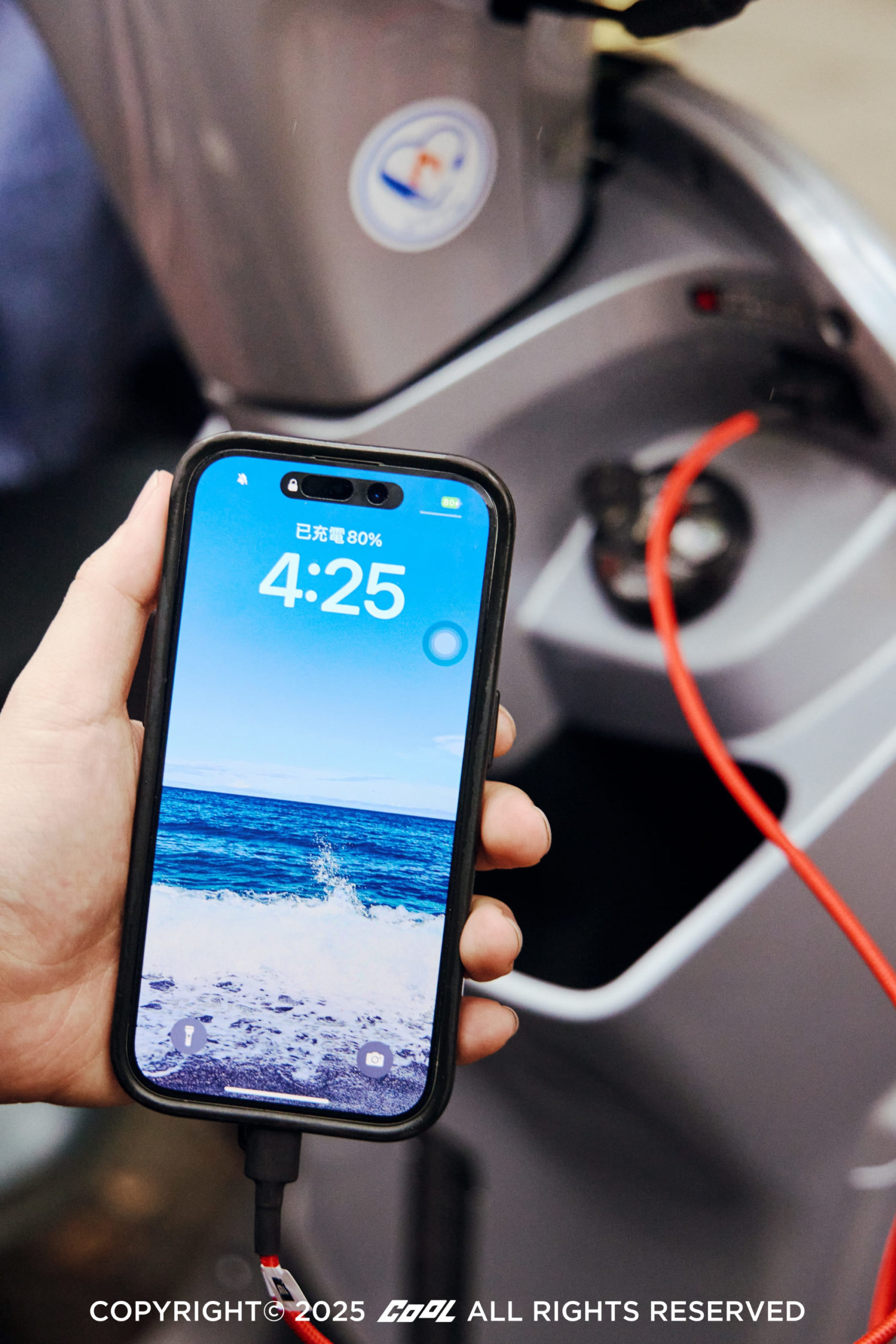 誰說型人不能變文青？品味才是關鍵！從街拍視角出發，讓SYM Fiddle DX 158成為你日常攝影的最佳拍檔！