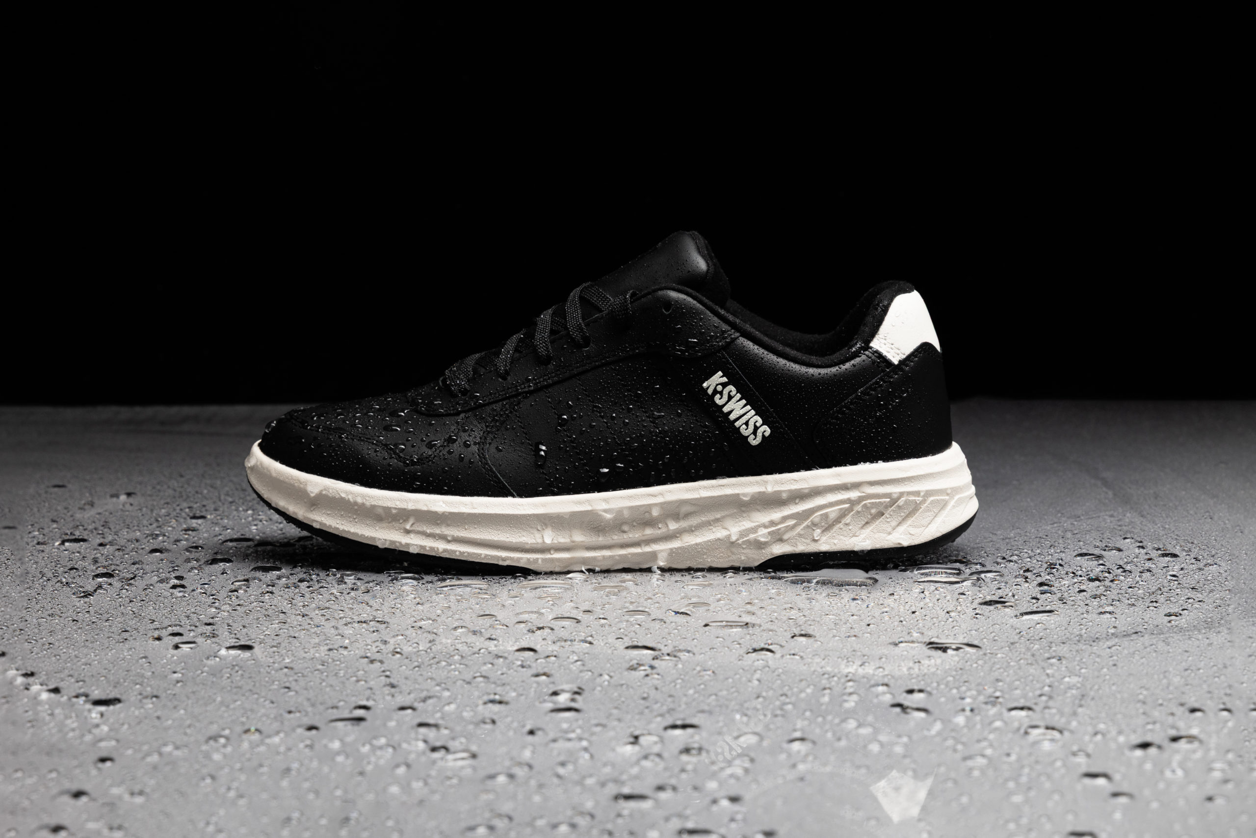 銷售破 5 萬雙的防水王者 K-SWISS，推出第五代進化鞋款與全套防水服飾，再度應戰雨季挑戰！