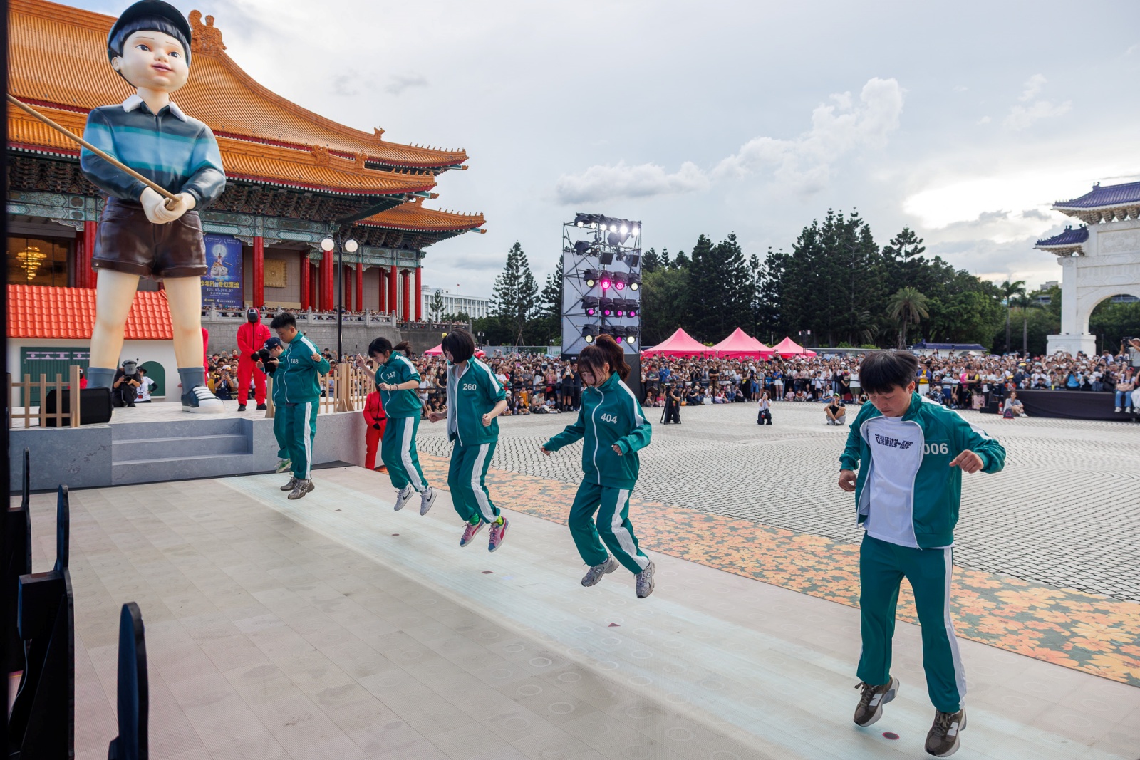 巨大英熙、哲秀現身「中正紀念堂」！THE FINAL GAME 魷戲玩到底吸引粉絲朝聖！