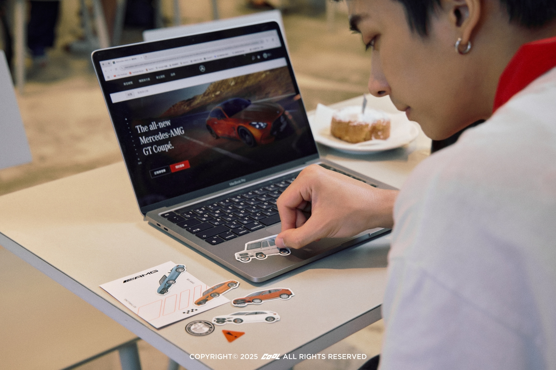 醒著不難，難的是隨時能彈射起步！一杯賽道咖啡，把 AMG 零百加速性能變成一種生活狀態！