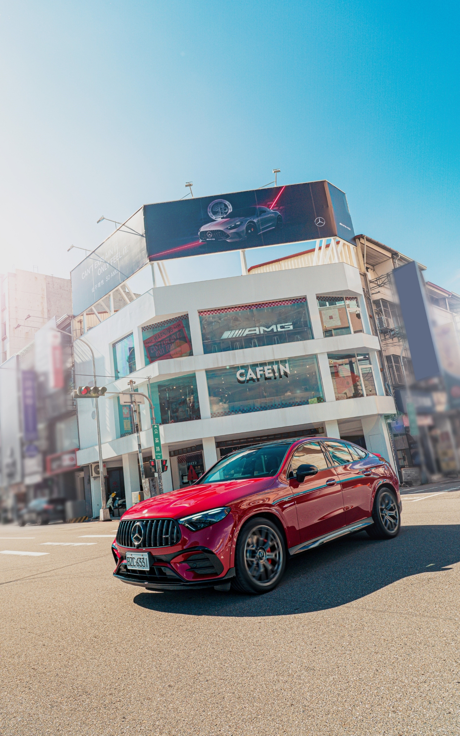 醒著不難，難的是隨時能彈射起步！一杯賽道咖啡，把 AMG 零百加速性能變成一種生活狀態！