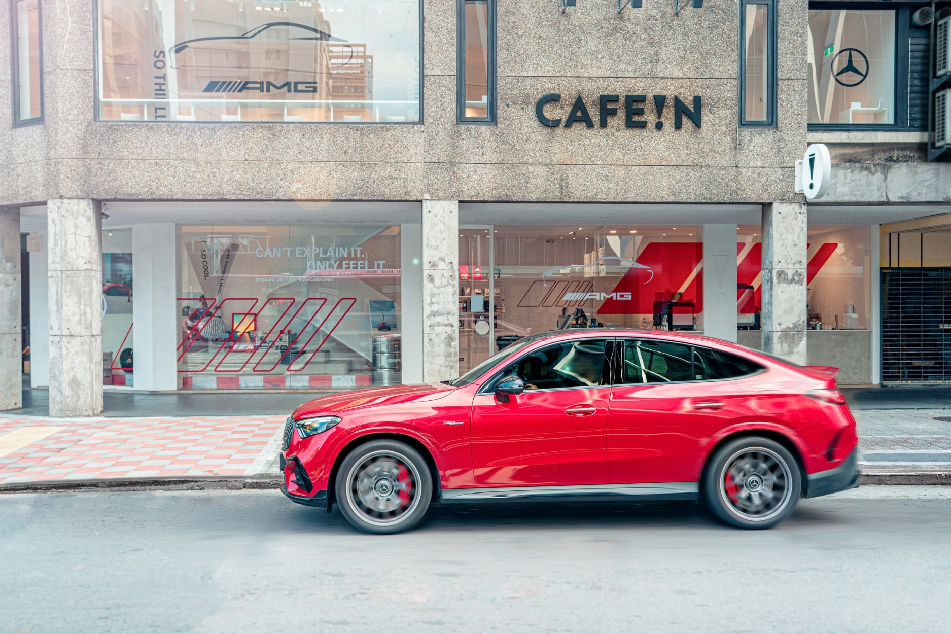 醒著不難，難的是隨時能彈射起步！一杯賽道咖啡，把 AMG 零百加速性能變成一種生活狀態！