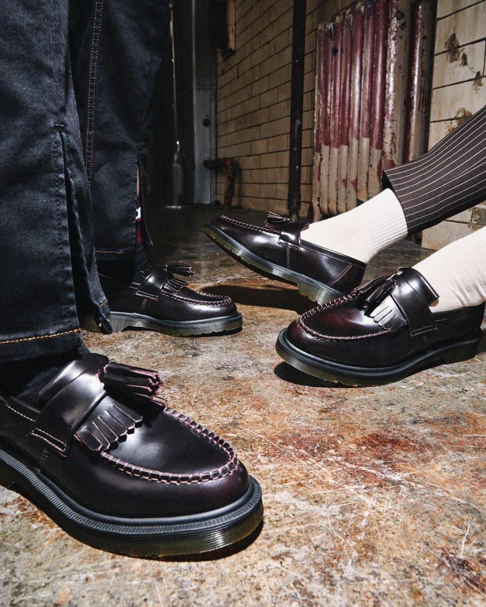 穿上變色 Adrian 馬汀！踩著解鎖未來輪廓的 14XX，攜手 Dr. Martens 最強鞋款 BIG 6，霸氣登場演唱會！主宰潮流，向韓流天王致敬！