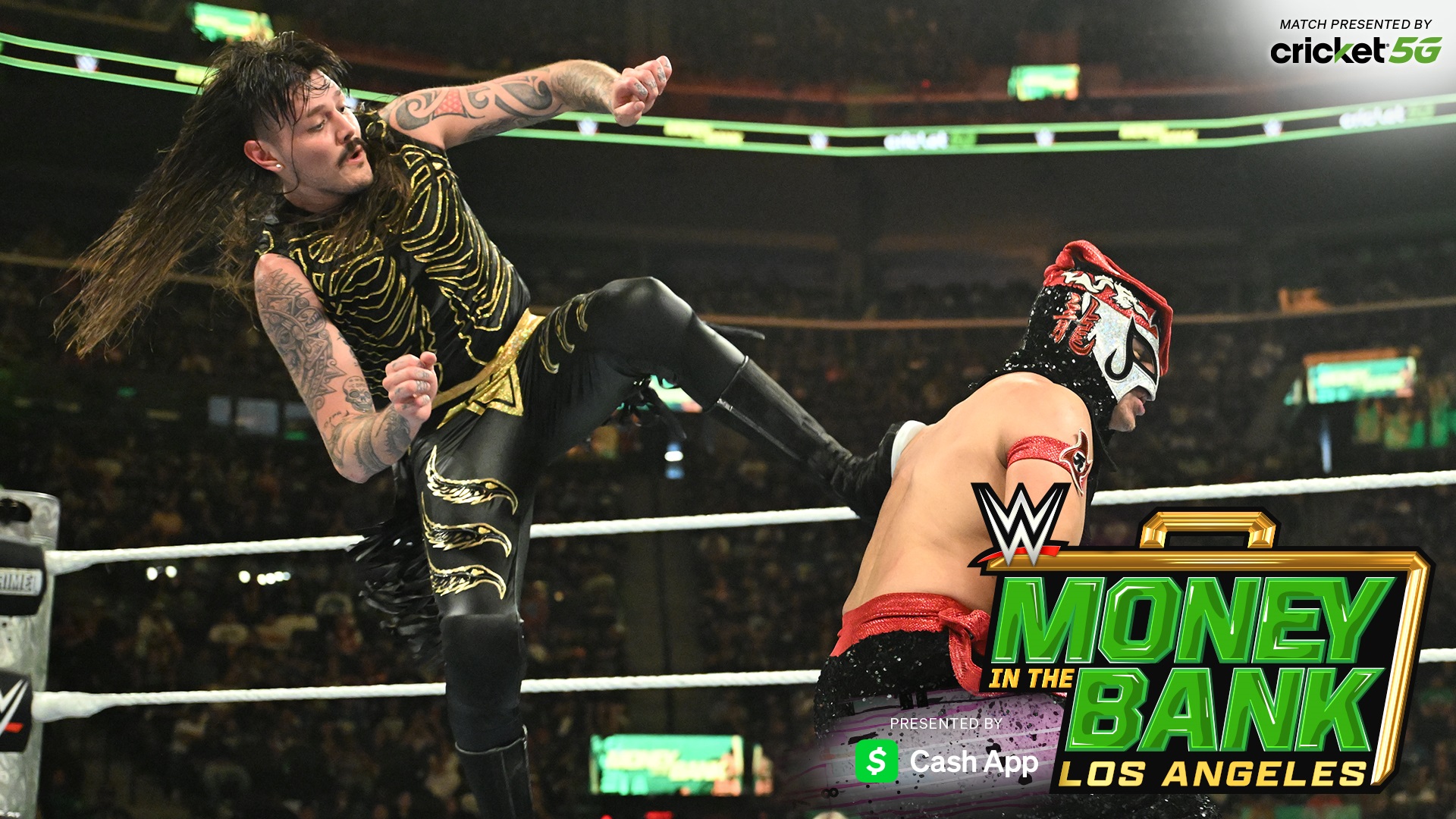 WWE《公事包大戰》主戰賽結尾超重磅驚喜！神秘黑衣人出面爆打 John Cena！