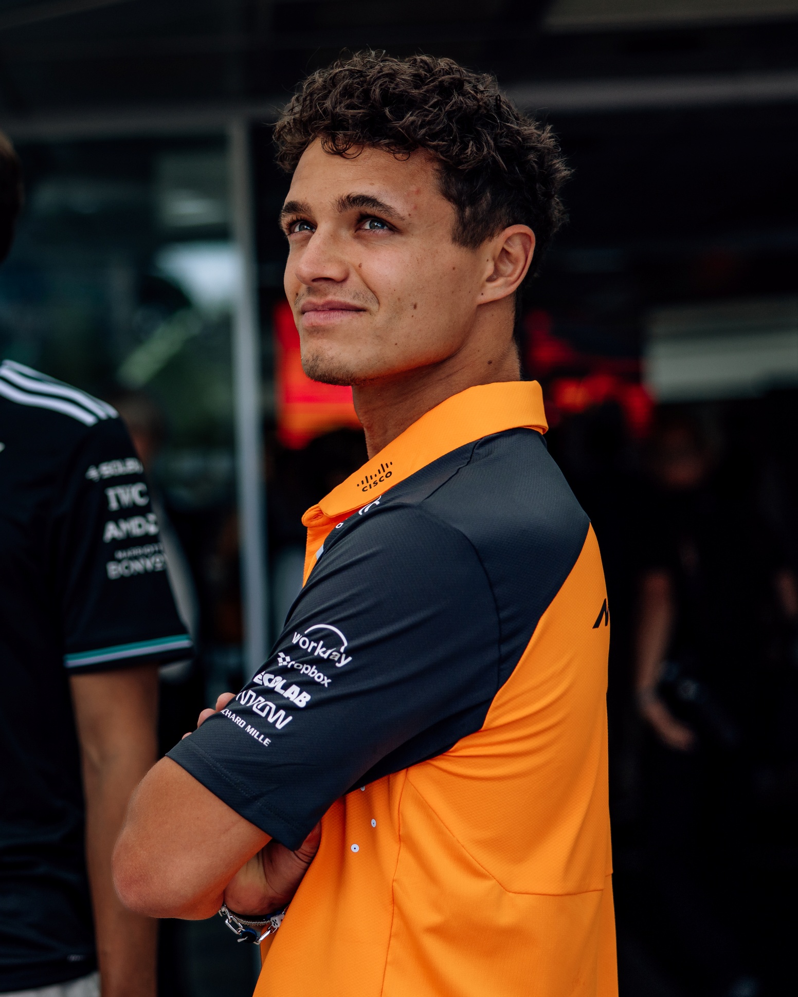 各大車神本色演出！《F1電影》創下影壇最高身價「綠葉」陣容紀錄