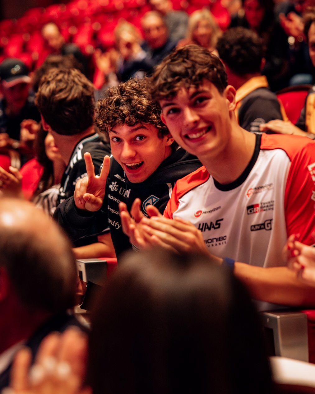 各大車神本色演出！《F1電影》創下影壇最高身價「綠葉」陣容紀錄