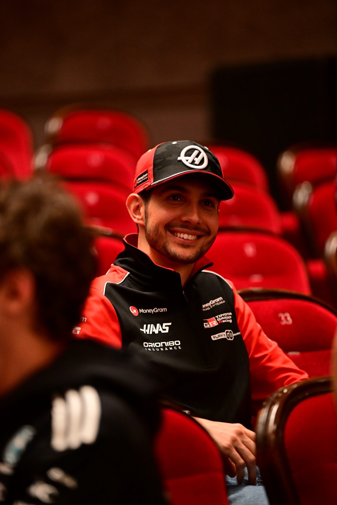 各大車神本色演出！《F1電影》創下影壇最高身價「綠葉」陣容紀錄