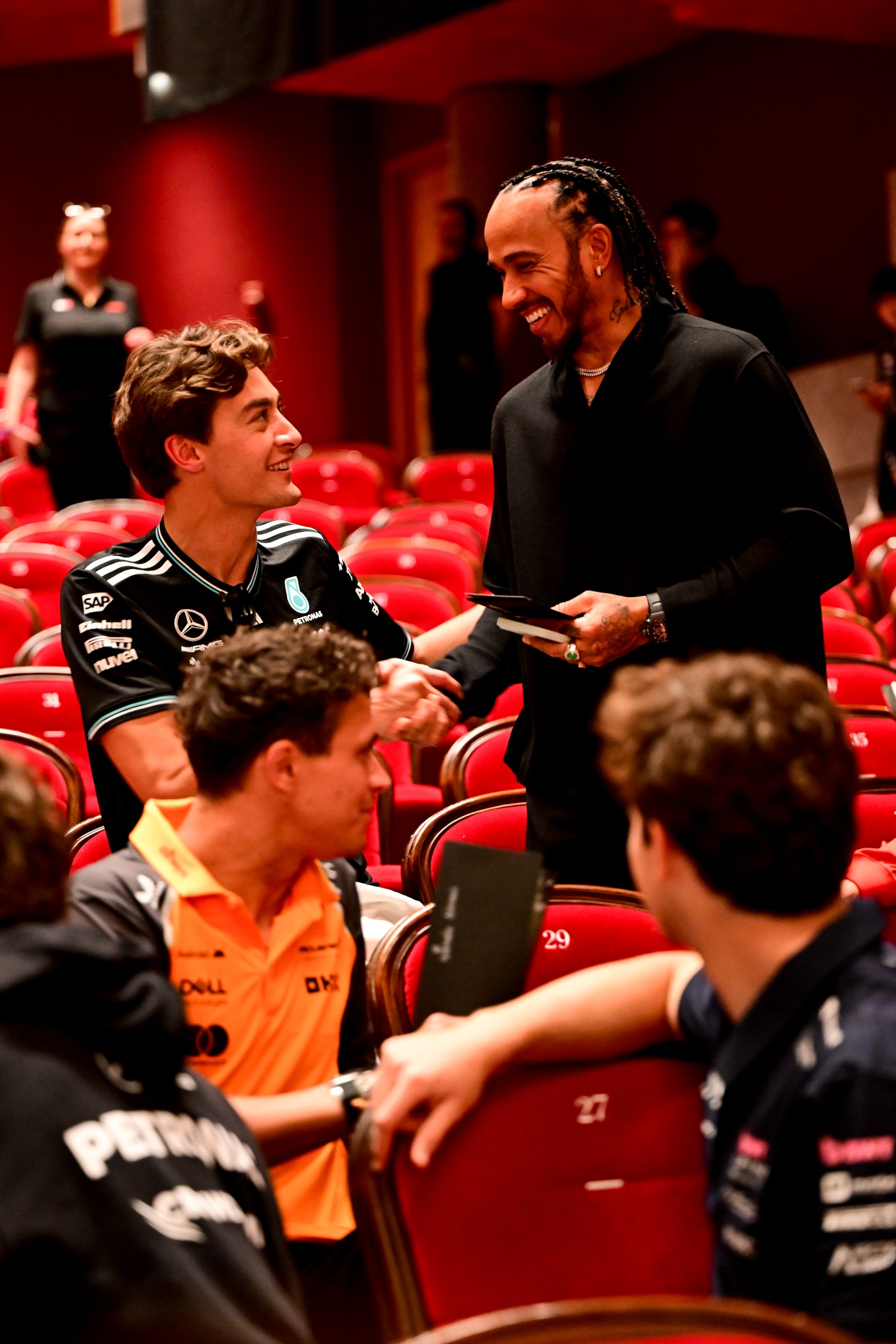 各大車神本色演出！《F1電影》創下影壇最高身價「綠葉」陣容紀錄