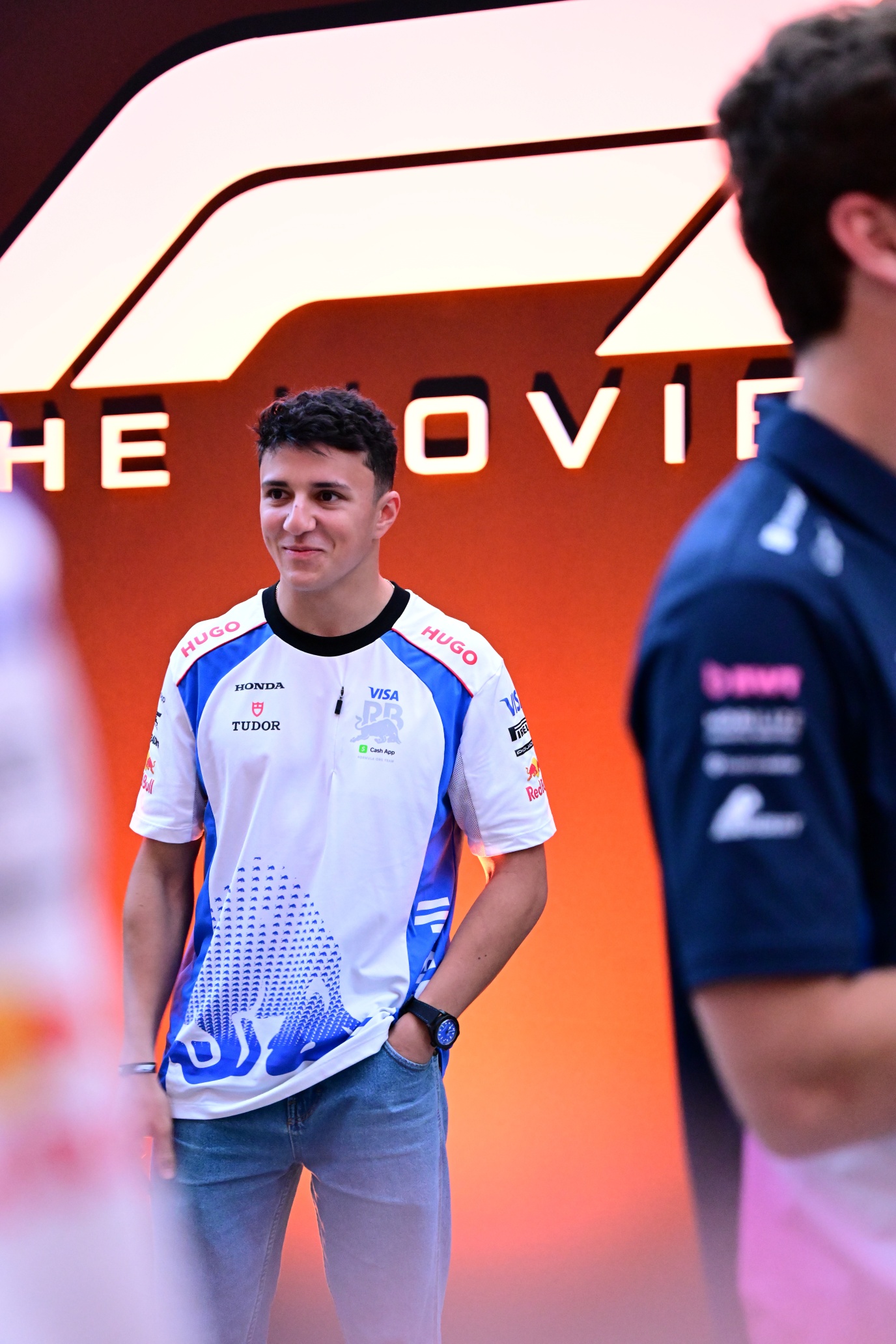 各大車神本色演出！《F1電影》創下影壇最高身價「綠葉」陣容紀錄