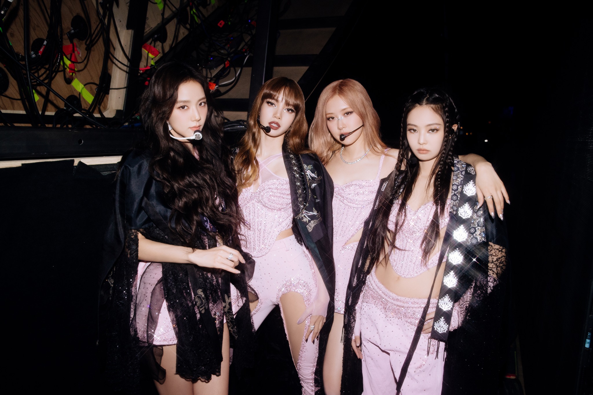 BLACKPINK 回來了！ 四人齊發「四葉草手勢」宣告正式合體　首場演唱會將開跑
