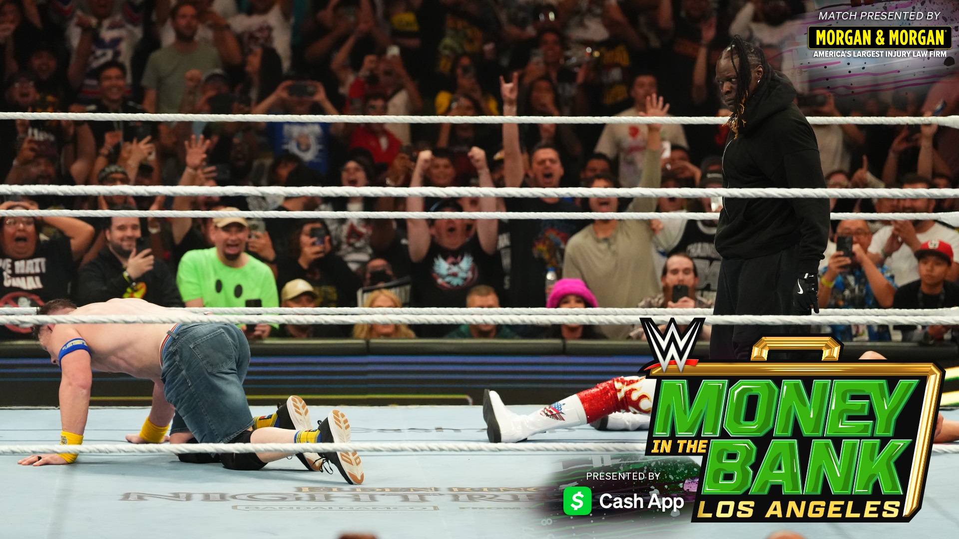 WWE《公事包大戰》主戰賽結尾超重磅驚喜！神秘黑衣人出面爆打 John Cena！