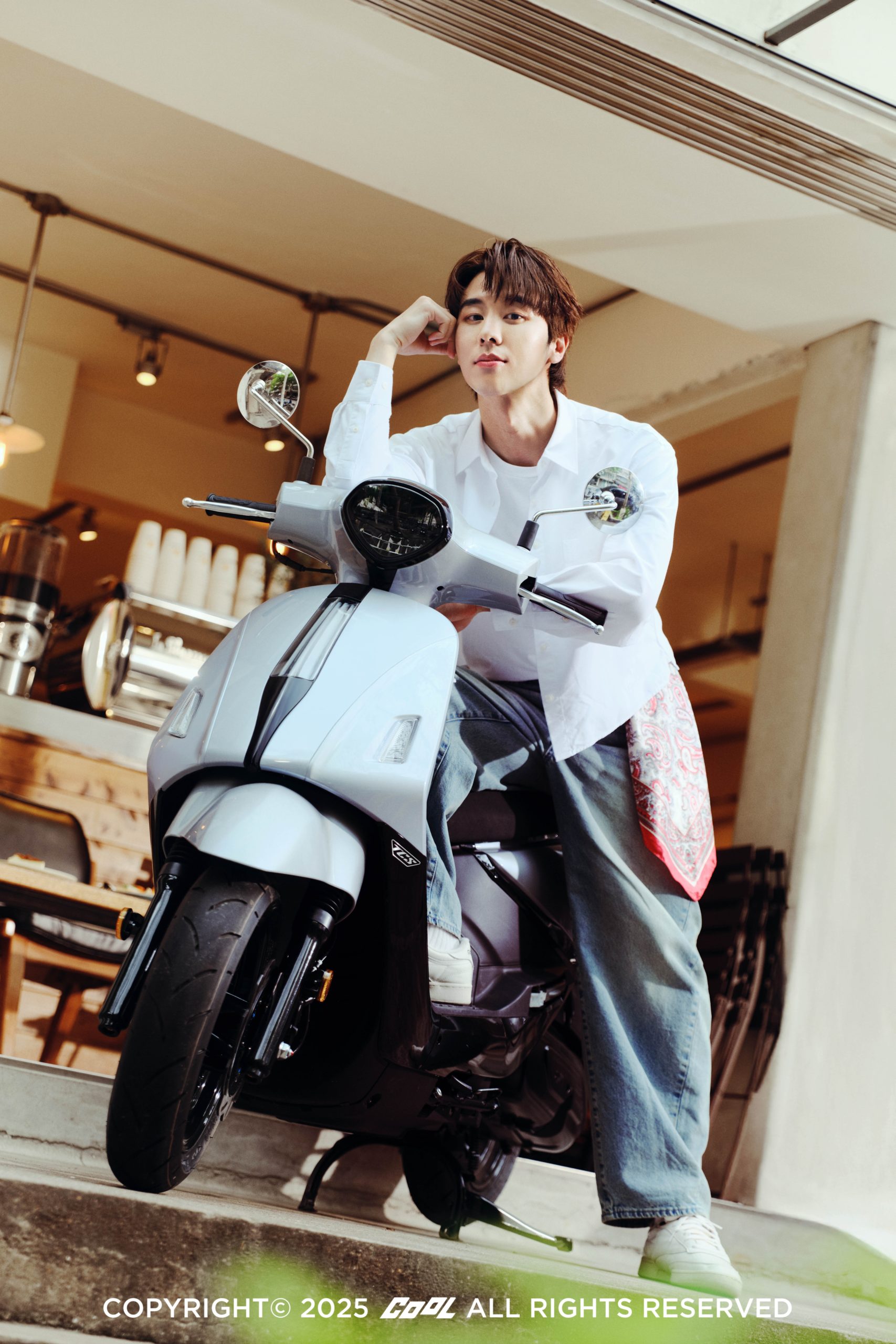 誰說型人不能變文青？品味才是關鍵！從街拍視角出發，讓SYM Fiddle DX 158成為你日常攝影的最佳拍檔！