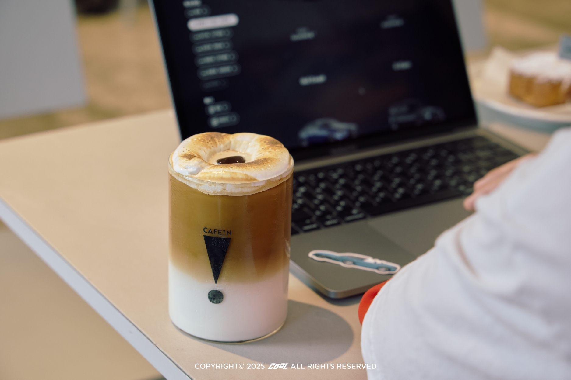 醒著不難，難的是隨時能彈射起步！一杯賽道咖啡，把 AMG 零百加速性能變成一種生活狀態！