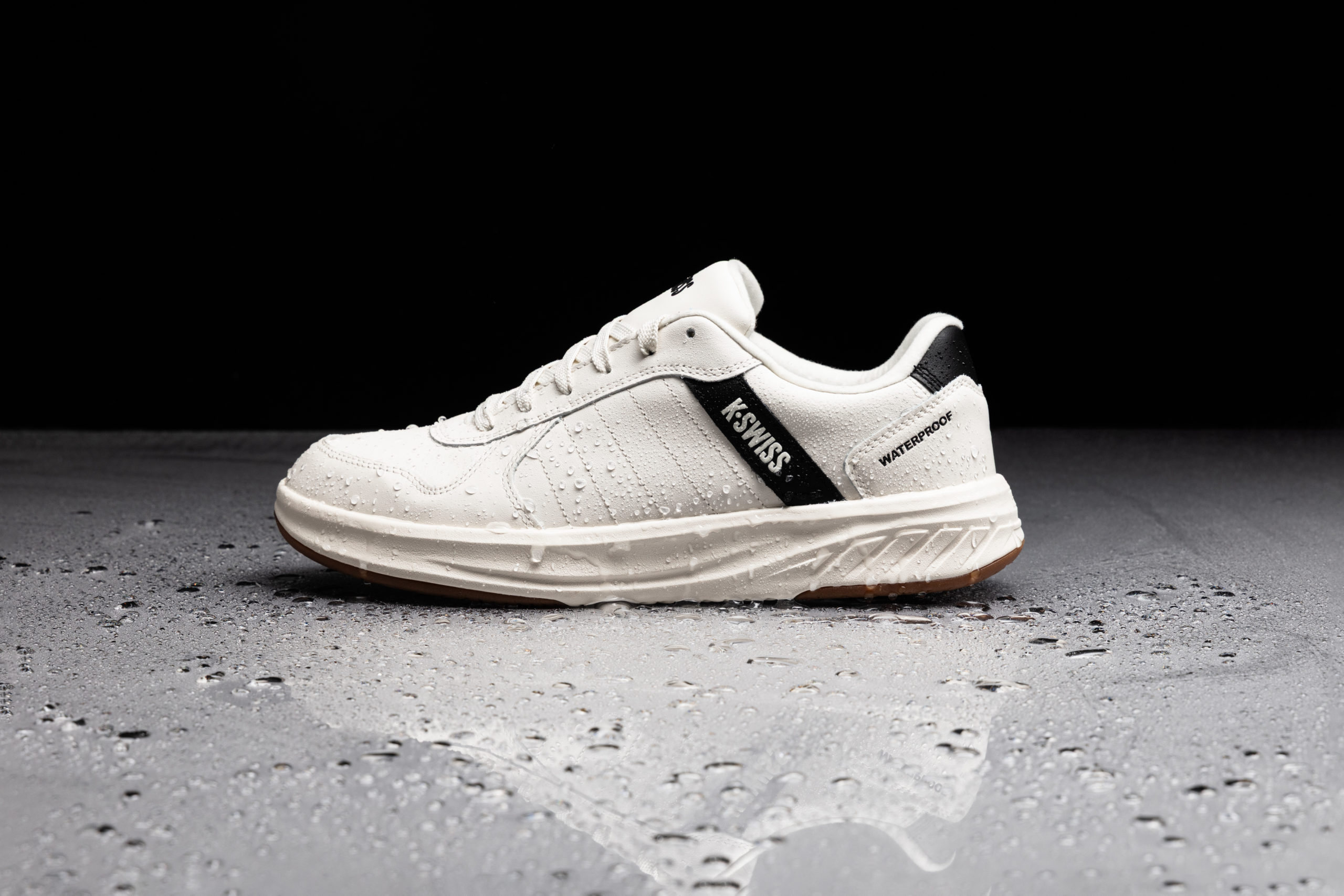 銷售破 5 萬雙的防水王者 K-SWISS，推出第五代進化鞋款與全套防水服飾，再度應戰雨季挑戰！