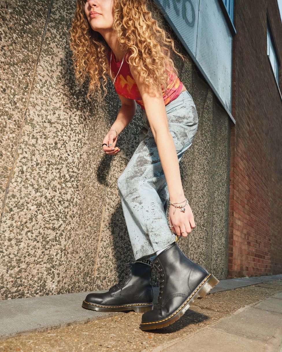 穿上變色 Adrian 馬汀！踩著解鎖未來輪廓的 14XX，攜手 Dr. Martens 最強鞋款 BIG 6，霸氣登場演唱會！主宰潮流，向韓流天王致敬！