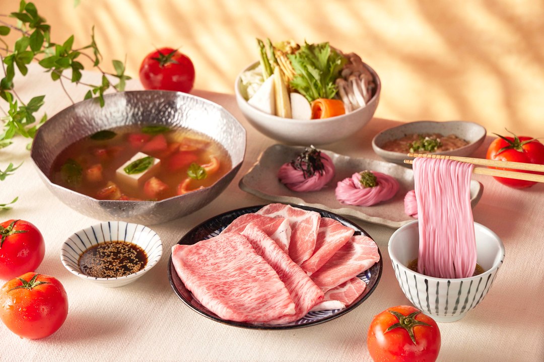 黑毛屋夏季番茄鍋於7月1日至9月30日販售,內含A5日本和牛、伊比利豬或PURE RARE芬蘭豬(任選一)、手工肉丸、綜合蔬菜盤及梅子素麵,售價480元起+10%服務費。圖/乾杯集團提供