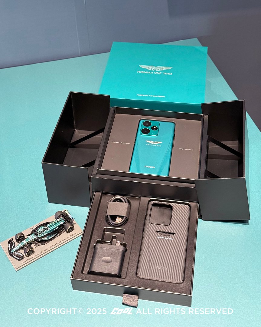 realme GT 7奧斯頓馬丁F1限量版採用限量典藏禮盒包，內附專屬銀翼手機保護殼及靈感源自 F1 賽車的SIM卡針，建議售價 22,990 元（16GB+512GB）。