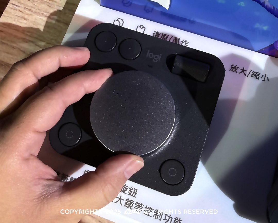 Logitech MX Creative Console創作者主控台共分成兩部分：配有9宮格自定義按鈕的「創作者按鍵盤」以及「創作者控制旋鈕」。