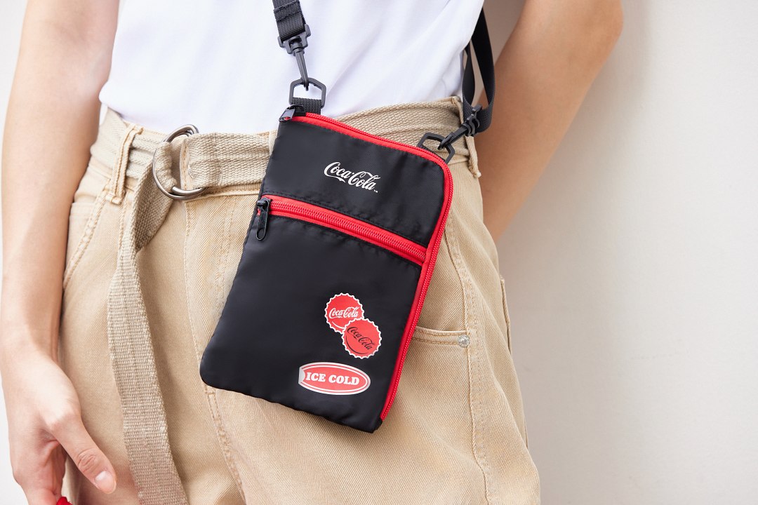 「Coca-Cola ™同諧一起玩 旅行包組」旅行護照包簡約俐落設計，並融入「可口可樂」品牌的經典風格。