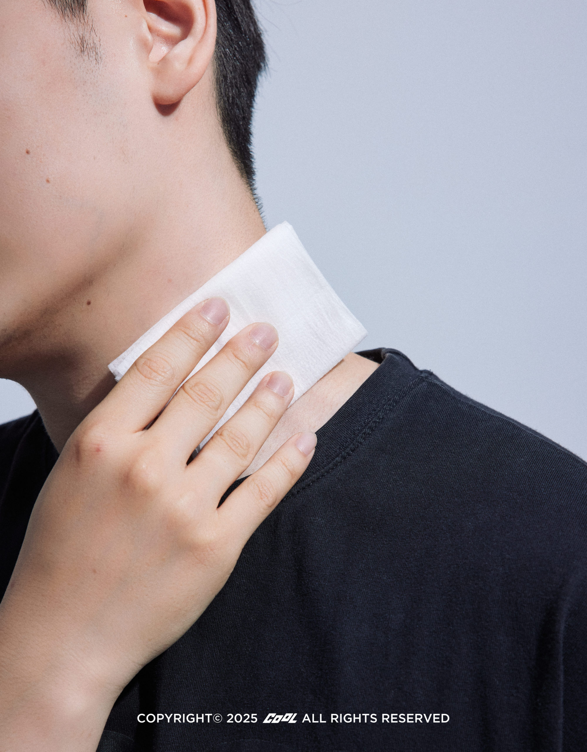 熱浪來襲又讓你汗流浹背嗎？別擔心！告訴你涼一夏的秘密武器，用GATSBY體用抗菌濕巾讓你告別酷暑！