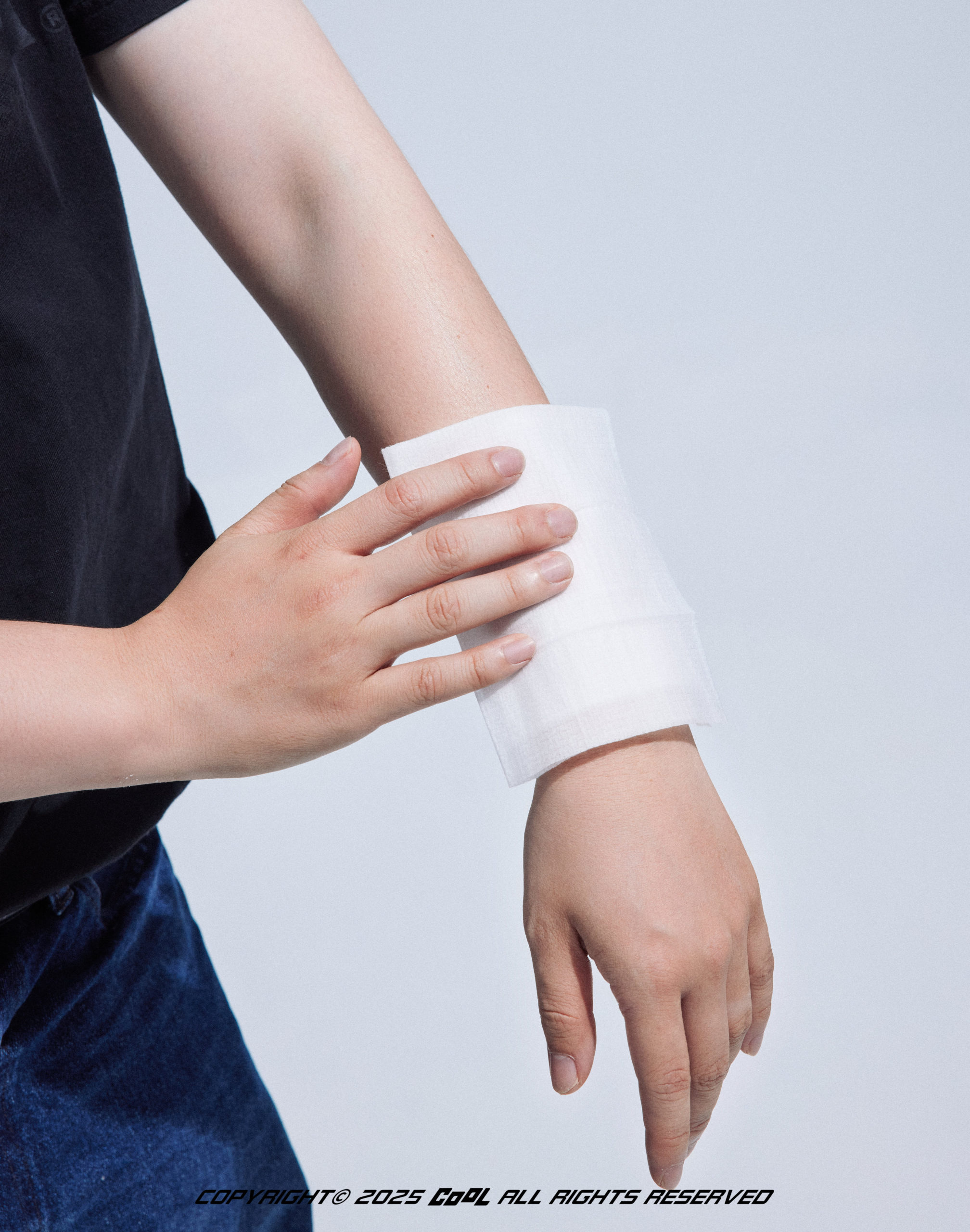 熱浪來襲又讓你汗流浹背嗎？別擔心！告訴你涼一夏的秘密武器，用GATSBY體用抗菌濕巾讓你告別酷暑！